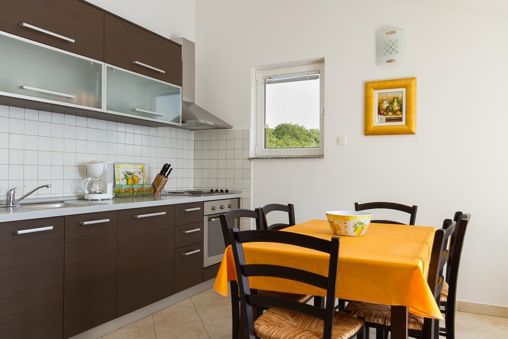 Apartments Vukelic Klenovica Rum bild